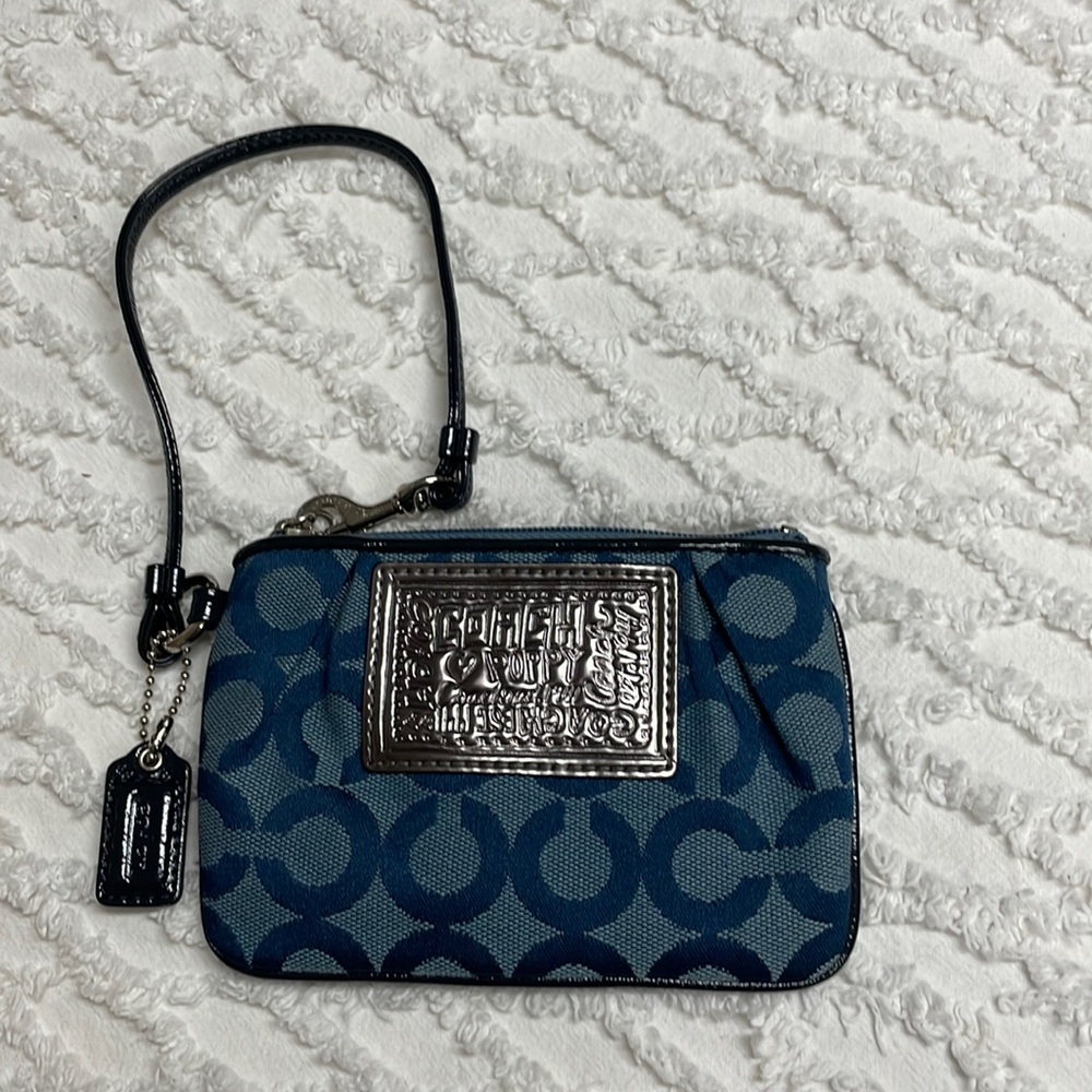 009. NWOT COACH POPPY OP ART BLUE WRISTLET